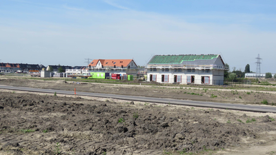 844130 Gezicht op de bouw van woningen in de nieuwbouwwijk Rijnvliet te Utrecht, van bij de Busbaan Rijnvliet.